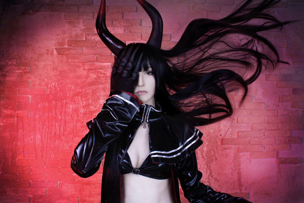 Black Rock Shooter - Black Gold Saw Cosplay - soft focus shot