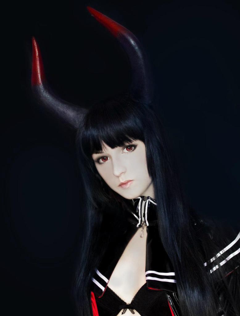 Black Rock Shooter - Black Gold Saw Cosplay - authentic view