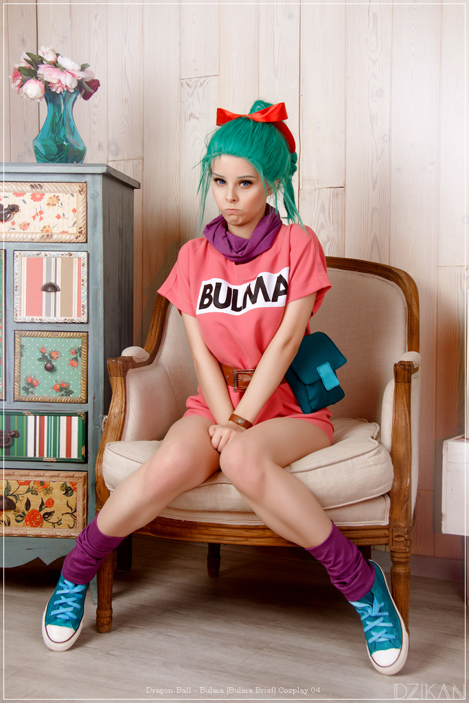 Dragon Ball - Bulma (Bulma Brief) Cosplay - full body port.