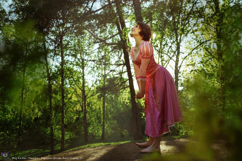 Tangled - Rapunzel (Brown Hair) Cosplay - full body character photo