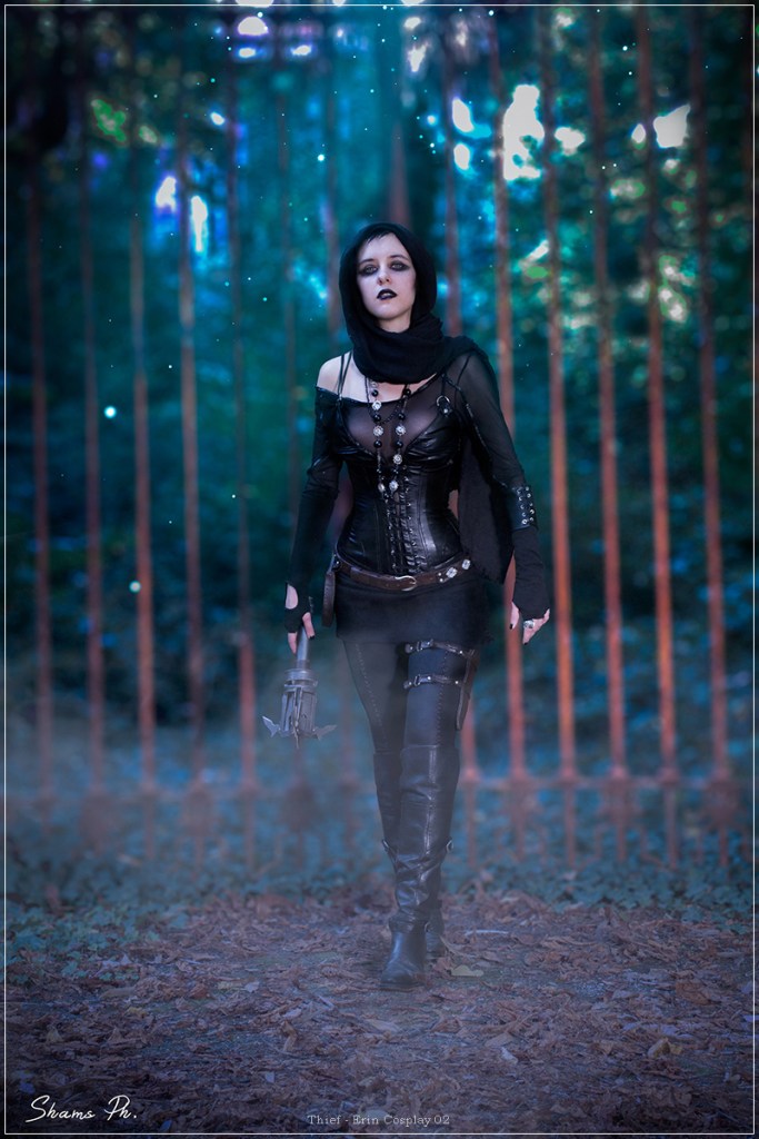 Thief - Erin Cosplay - full length photo