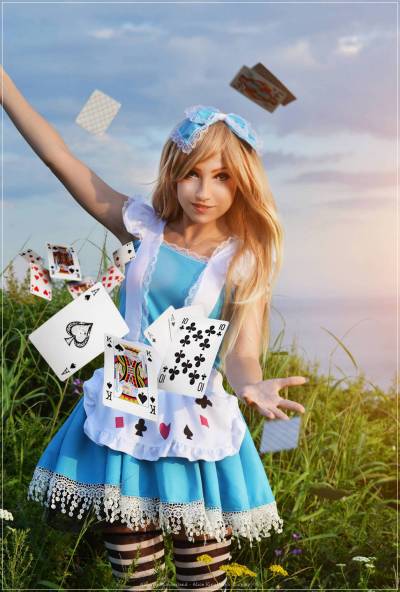 Alice in Wonderland - Alice Kingsleigh Cosplay