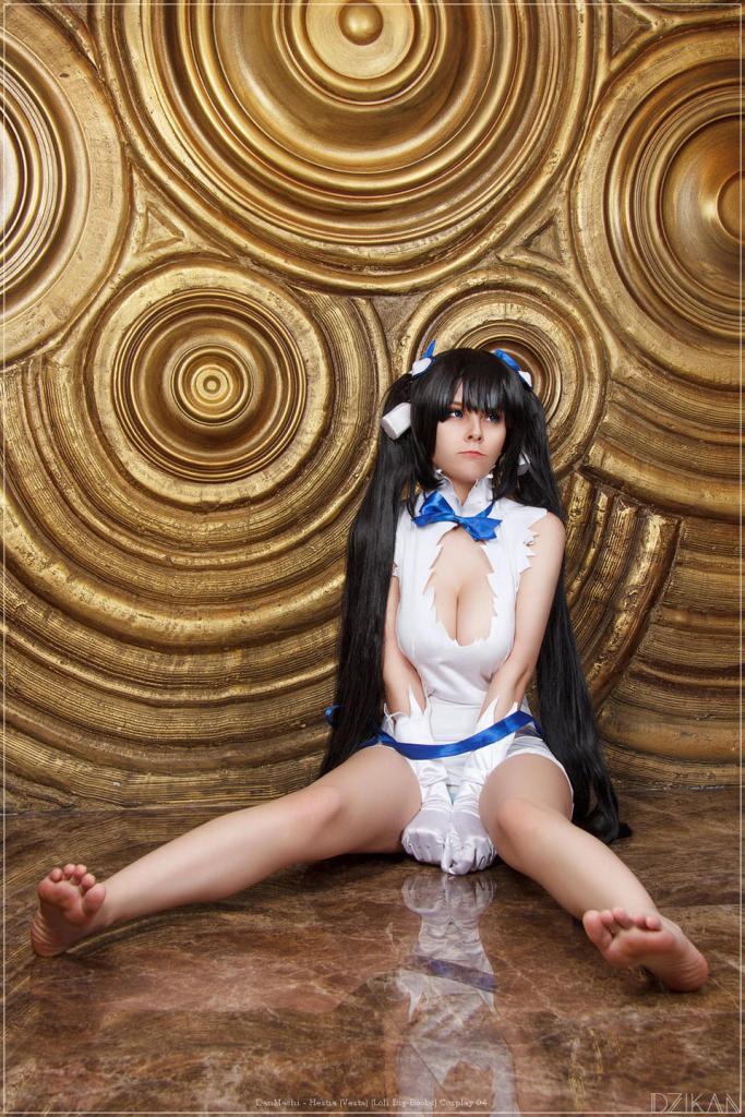 DanMachi - Hestia (Vesta) (Loli Big-Boobs) Cosplay - costume focus