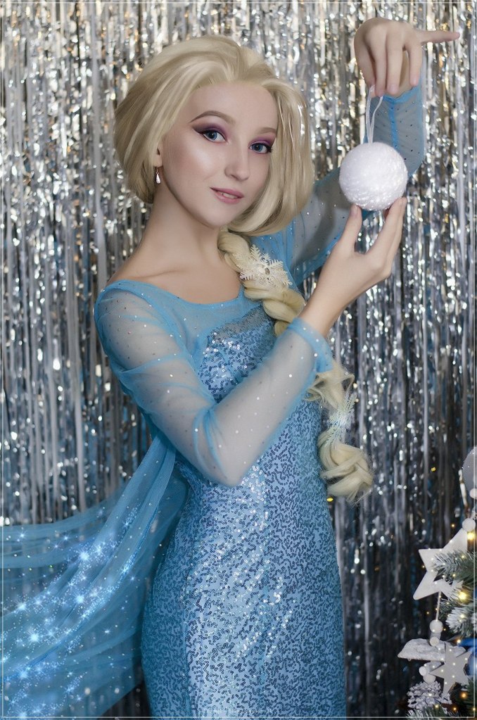 Frozen - Elsa Cosplay - full body portrait