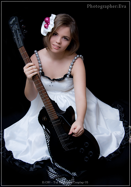 K-ON! - Yui Hirasawa Cosplay - artistic framing portrait