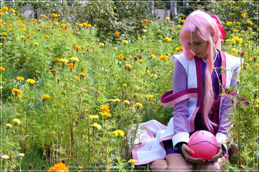 Mobile Suit Gundam SEED Destiny - Lacus Clyne (The Songstress) Cosplay - full body port.