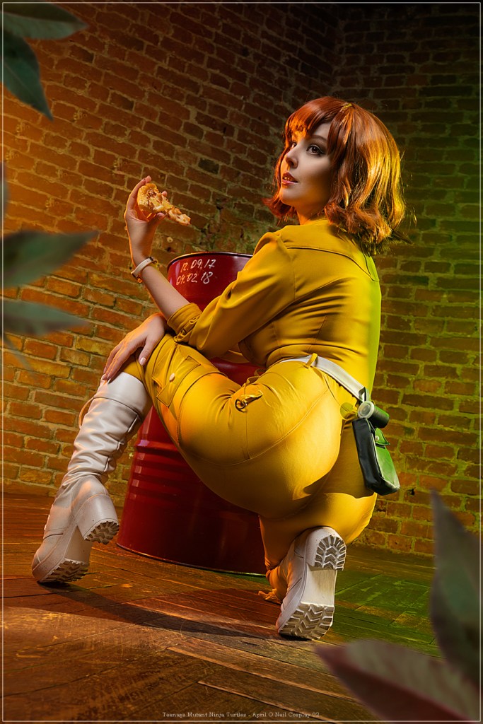 Teenage Mutant Ninja Turtles - April O Neil Cosplay - costume focus