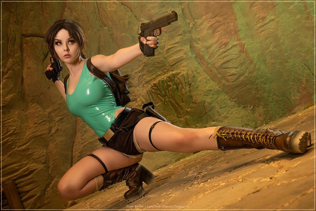 Tomb Raider - Lara Croft (Classic) Cosplay - costume focus