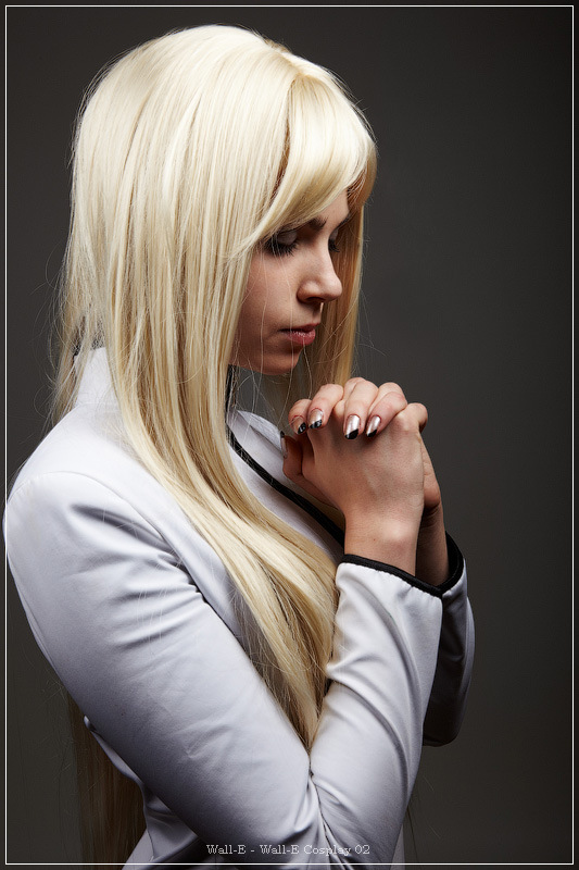 Wall-E - Eve Cosplay - costume showcase portrait