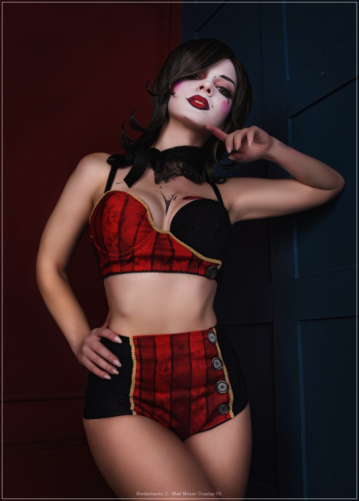 Borderlands 3 - Mad Moxxi Cosplay - authentic costume view