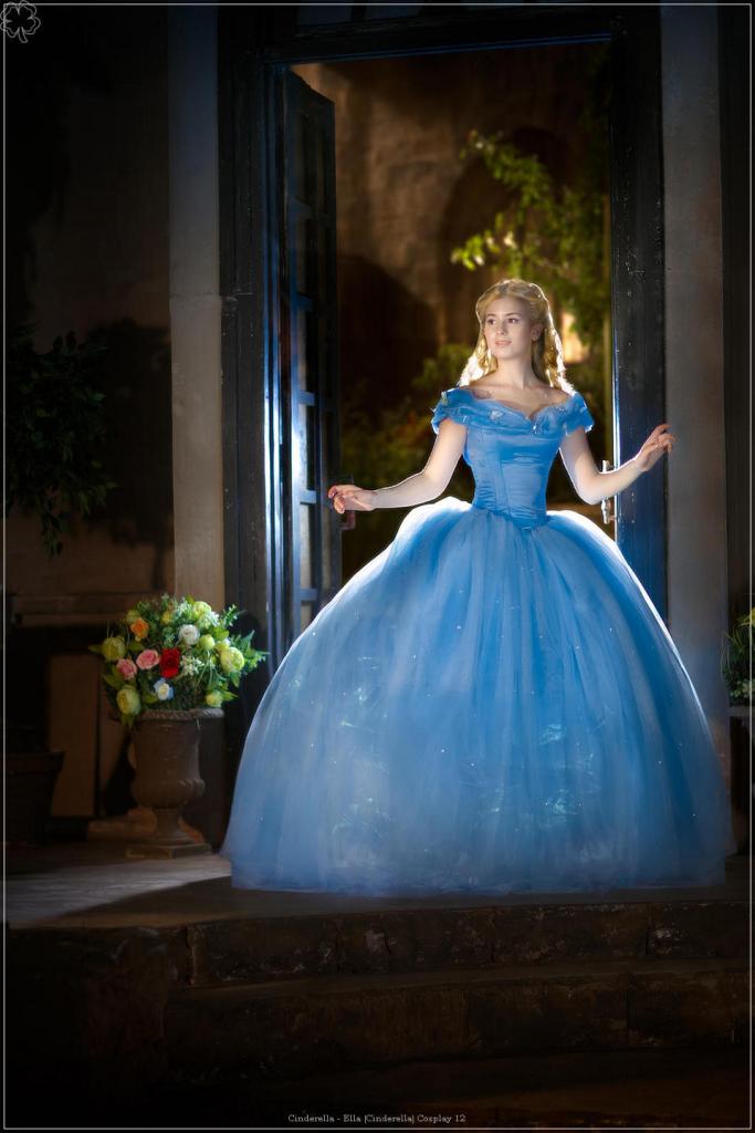 Cinderella - Ella (Cinderella) Cosplay - full length character portrait