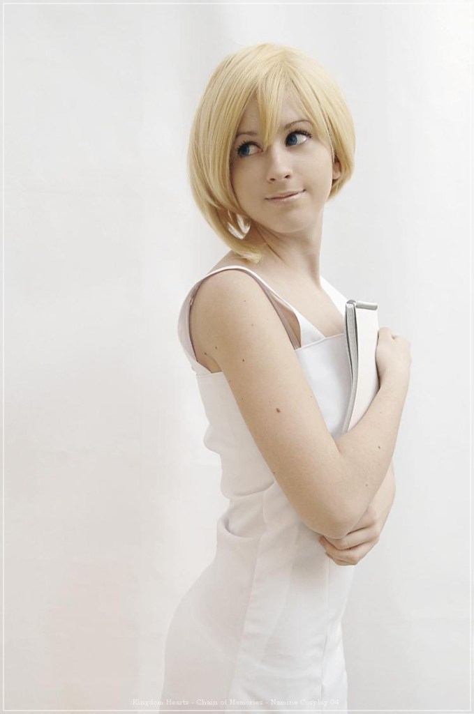 Kingdom Hearts - Chain of Memories - Namine Cosplay - full length photo