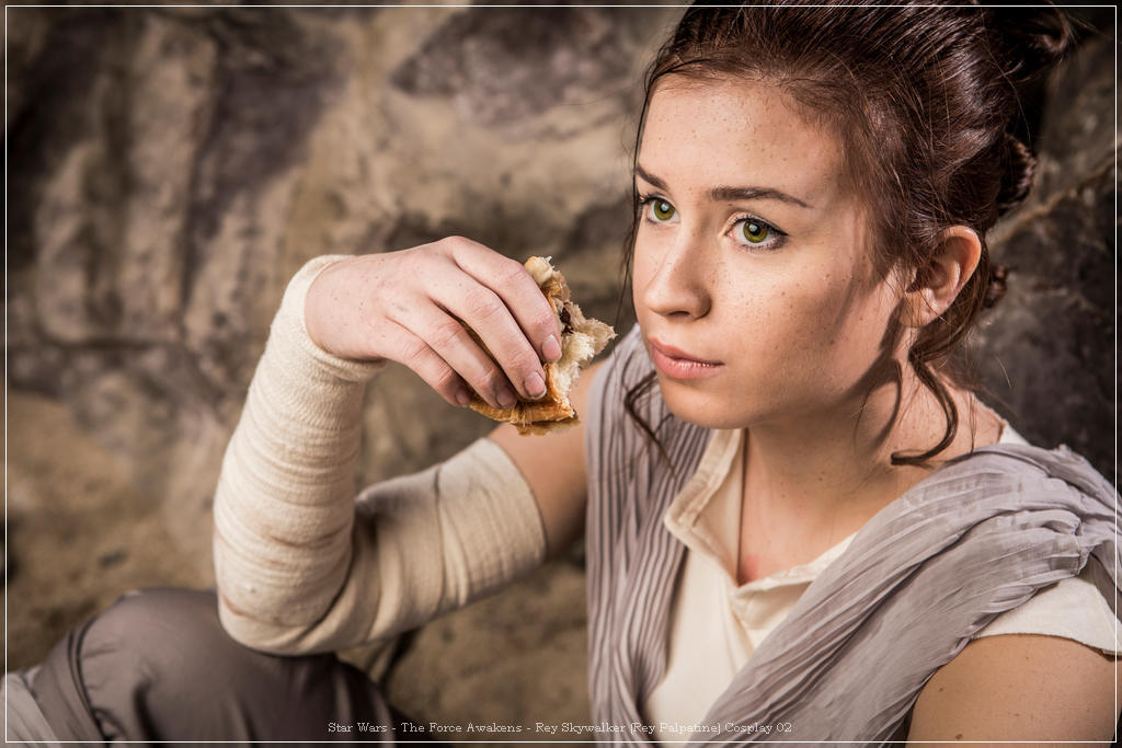 Star Wars - The Force Awakens - Rey Skywalker (Rey Palpatine) Cosplay - full length photo