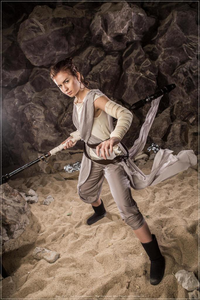 Star Wars - The Force Awakens - Rey Skywalker (Rey Palpatine) Cosplay - full body port.