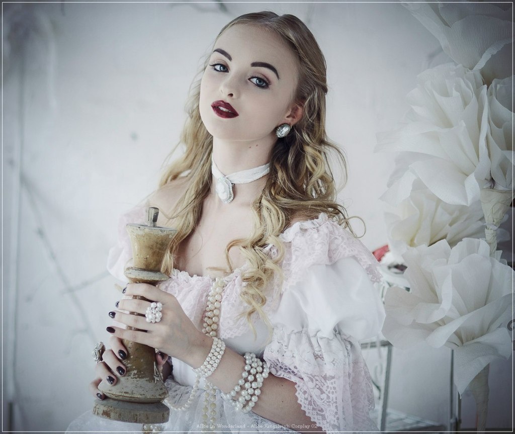 Alice in Wonderland - Alice Kingsleigh Cosplay - recreation