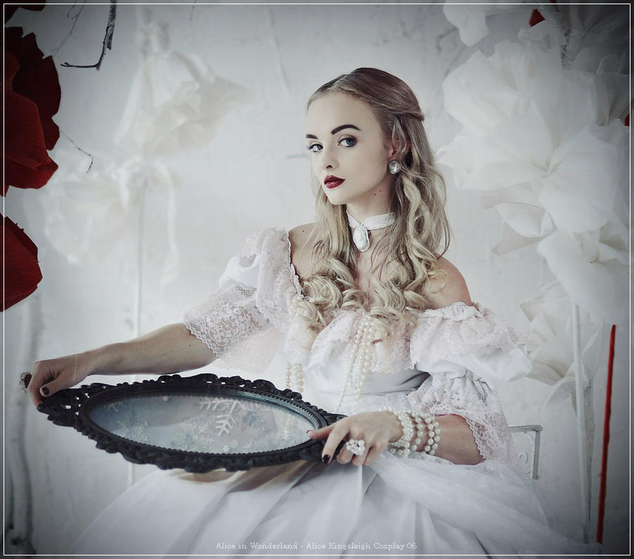 Alice in Wonderland - Alice Kingsleigh Cosplay - full body port.