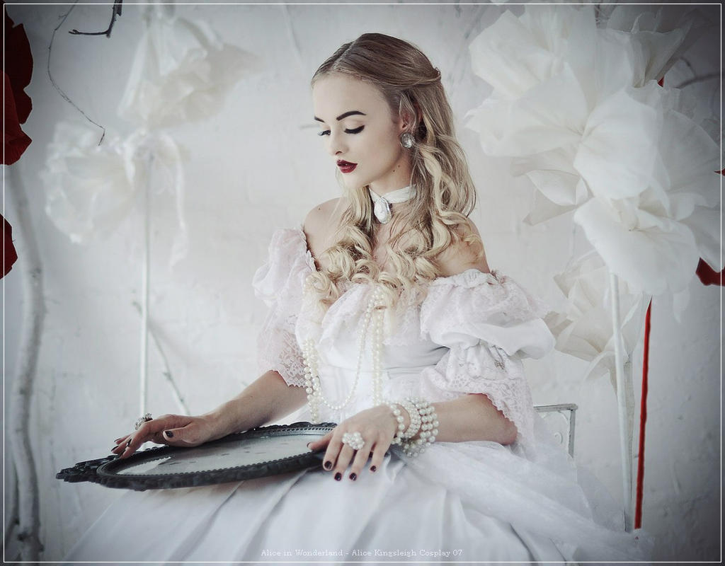 Alice in Wonderland - Alice Kingsleigh Cosplay - body photo