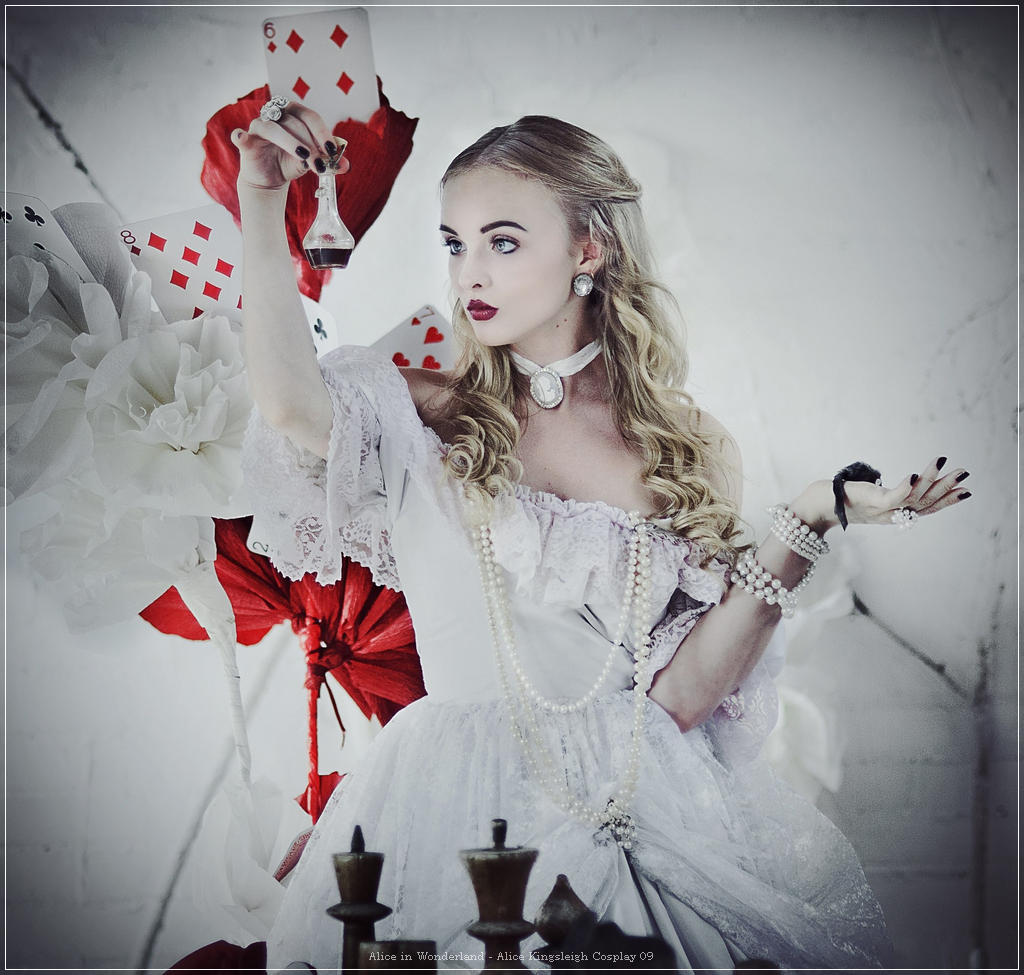 Alice in Wonderland - Alice Kingsleigh Cosplay