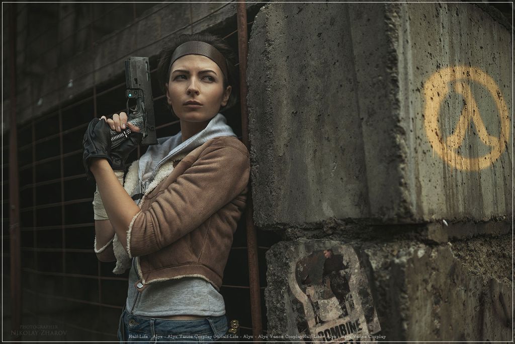 Half-Life - Alyx - Alyx Vance Cosplay - full body character photo Half-Life - Alyx - Alyx Vance Cosplay - full body character photo