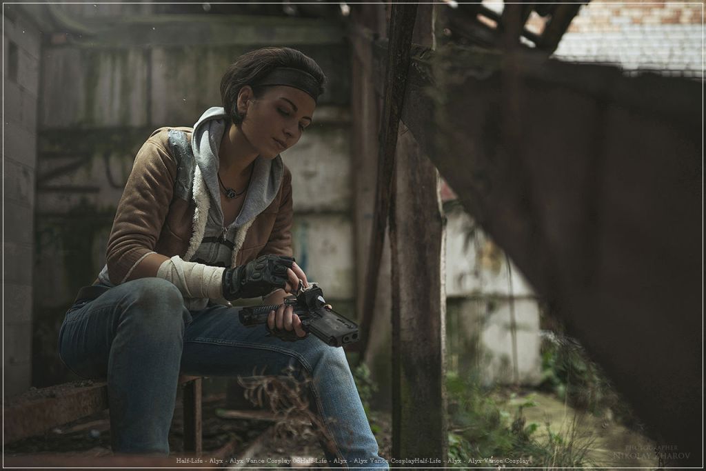 Half-Life - Alyx - Alyx Vance Cosplay - full body portrait Half-Life - Alyx - Alyx Vance Cosplay - full body portrait
