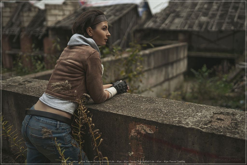 Half-Life - Alyx - Alyx Vance Cosplay - full length character portrait Half-Life - Alyx - Alyx Vance Cosplay - full length character portrait