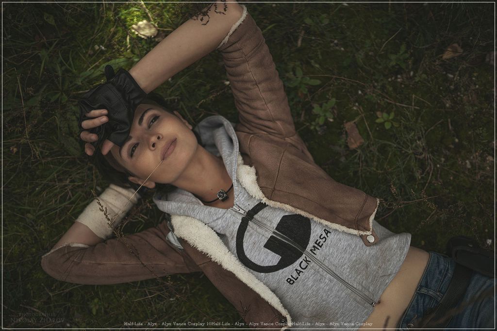 Half-Life - Alyx - Alyx Vance Cosplay - character costume portrait Half-Life - Alyx - Alyx Vance Cosplay - character costume portrait