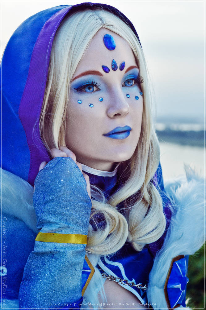 Dota 2 - Rylai (Crystal Maiden) (Heart of the North) Cosplay full body portrait