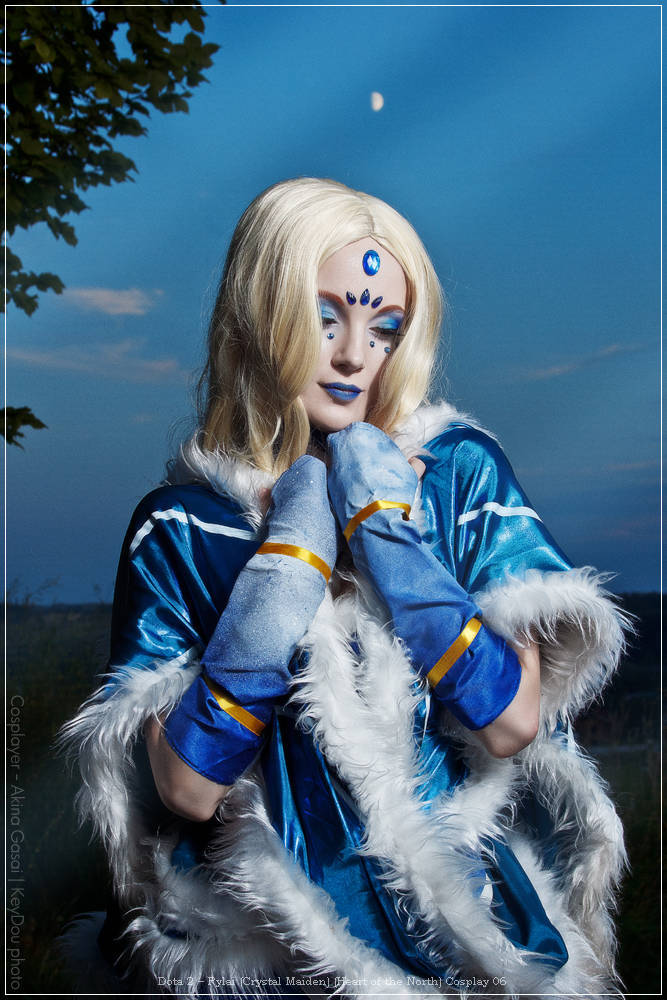 Dota 2 - Rylai (Crystal Maiden) (Heart of the North) Cosplay costume showcase portrait