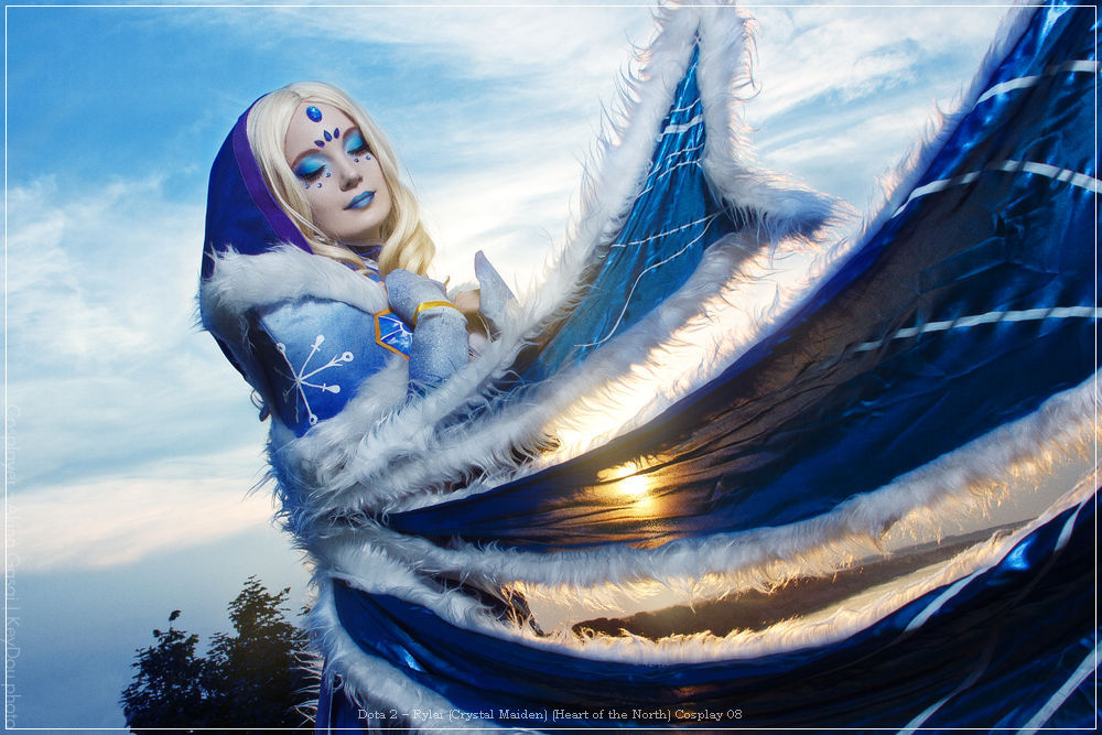 Dota 2 - Rylai (Crystal Maiden) (Heart of the North) Cosplay character costume portrait