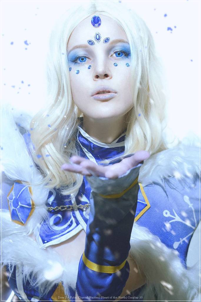 Dota 2 - Rylai (Crystal Maiden) (Heart of the North) Cosplay full body portrait