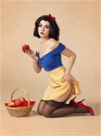 Snow White and the Seven Dwarfs - Snow White Cosplay