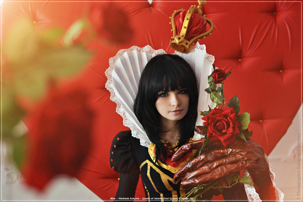 Alice - Madness Returns - Queen of Hearts (Red Queen) Cosplay - costume portrait