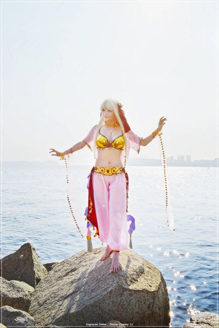 Ragnarok Online - Dancer Cosplay - soft focus costume shot