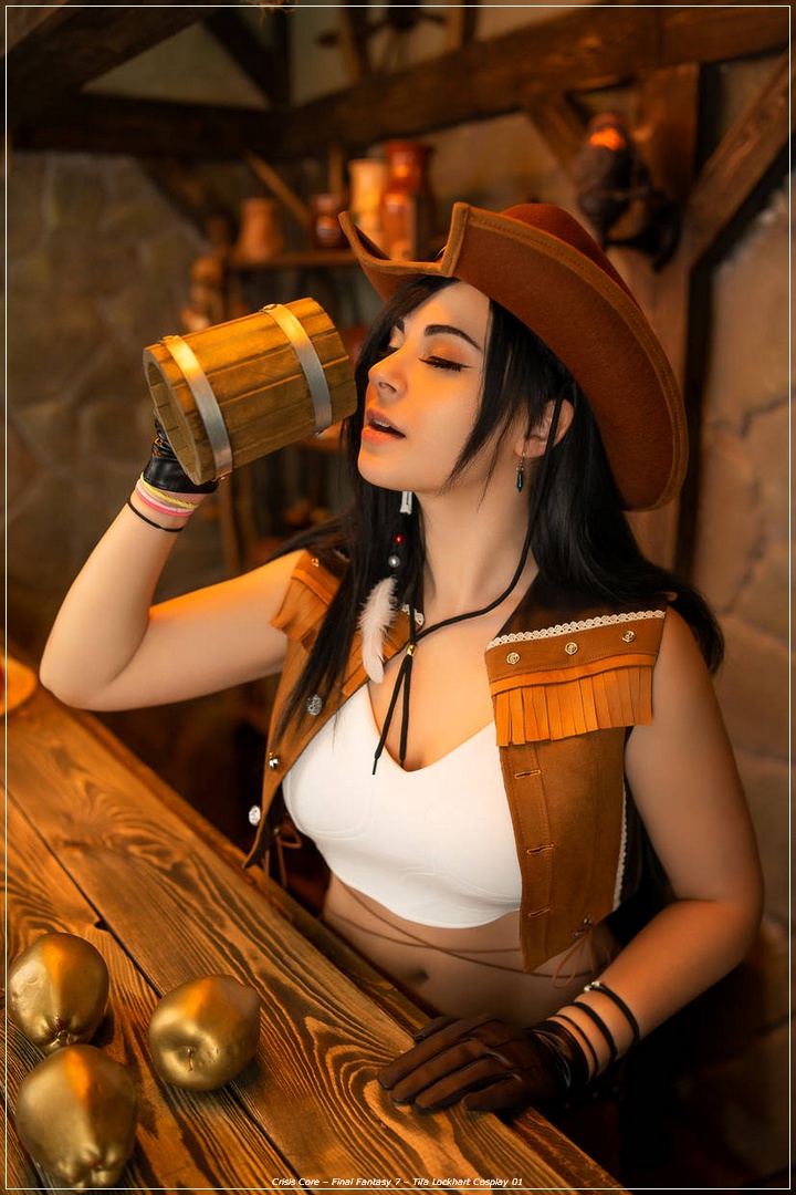 Crisis Core - Final Fantasy 7 - Tifa Lockhart Cosplay - authentic view Crisis Core - Final Fantasy 7 - Tifa Lockhart Cosplay - authentic view