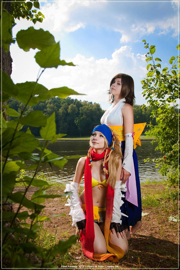 Final Fantasy 10-2 - Rikku &amp; Yuna Cosplay - soft focus shot