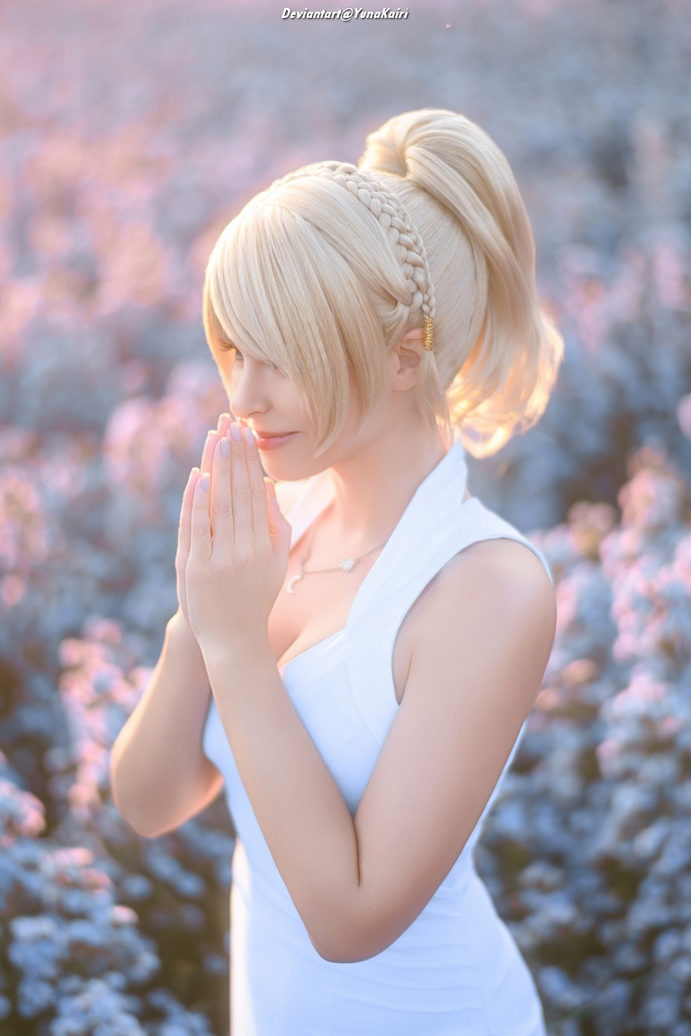 Final Fantasy 15 - Lunafreya Nox Fleuret (Luna) Cosplay - expressive portrait