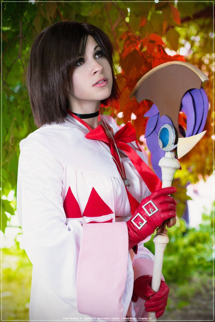 Final Fantasy 9 - Garnet Til Alexandros (Sarah) (White Mage) Cosplay - costume show Final Fantasy 9 - Garnet Til Alexandros (Sarah) (White Mage) Cosplay - costume show