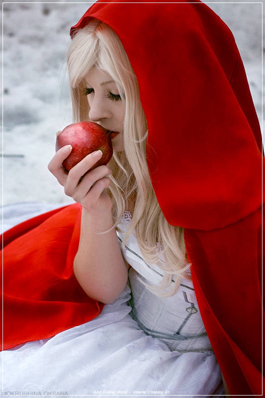 Red Riding Hood - Valerie Cosplay - character portrait photography Red Riding Hood - Valerie Cosplay - character portrait photography