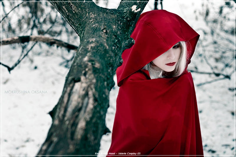 Red Riding Hood - Valerie Cosplay - costume showcase portrait Red Riding Hood - Valerie Cosplay - costume showcase portrait