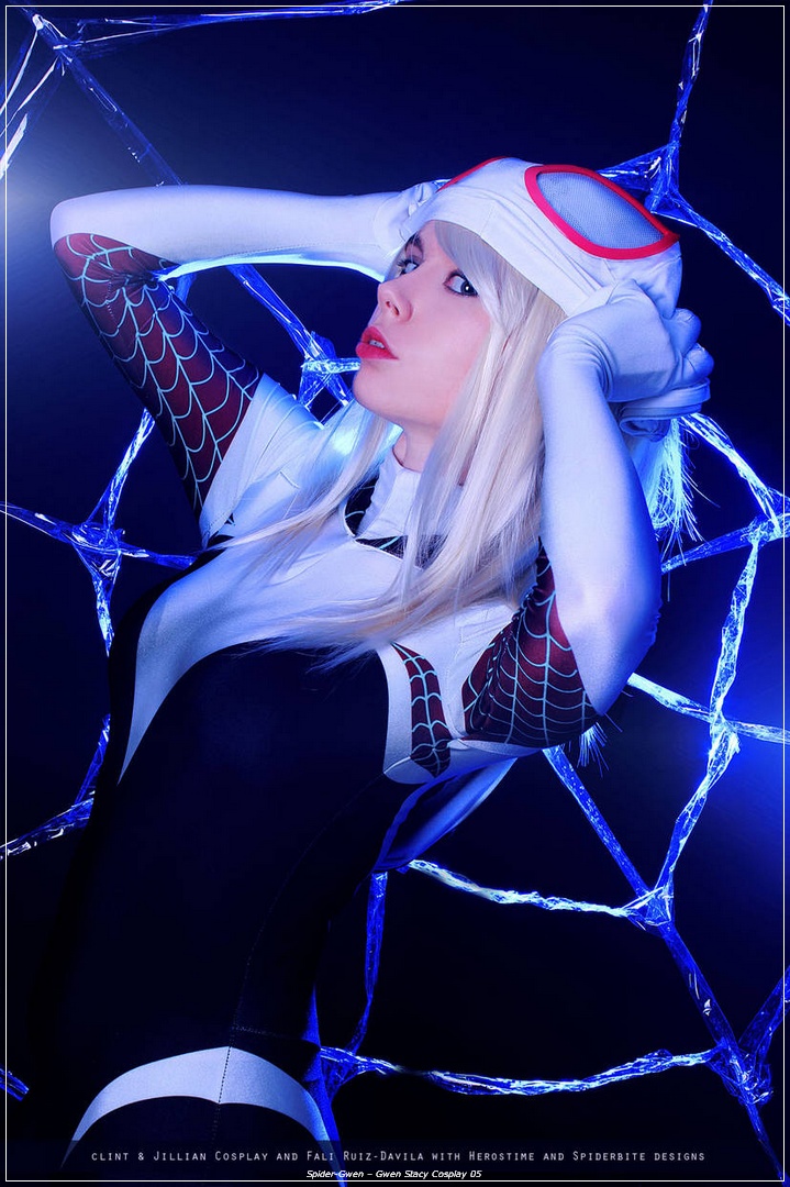 Spider-Gwen - Gwen Stacy Cosplay - costume showcase portrait