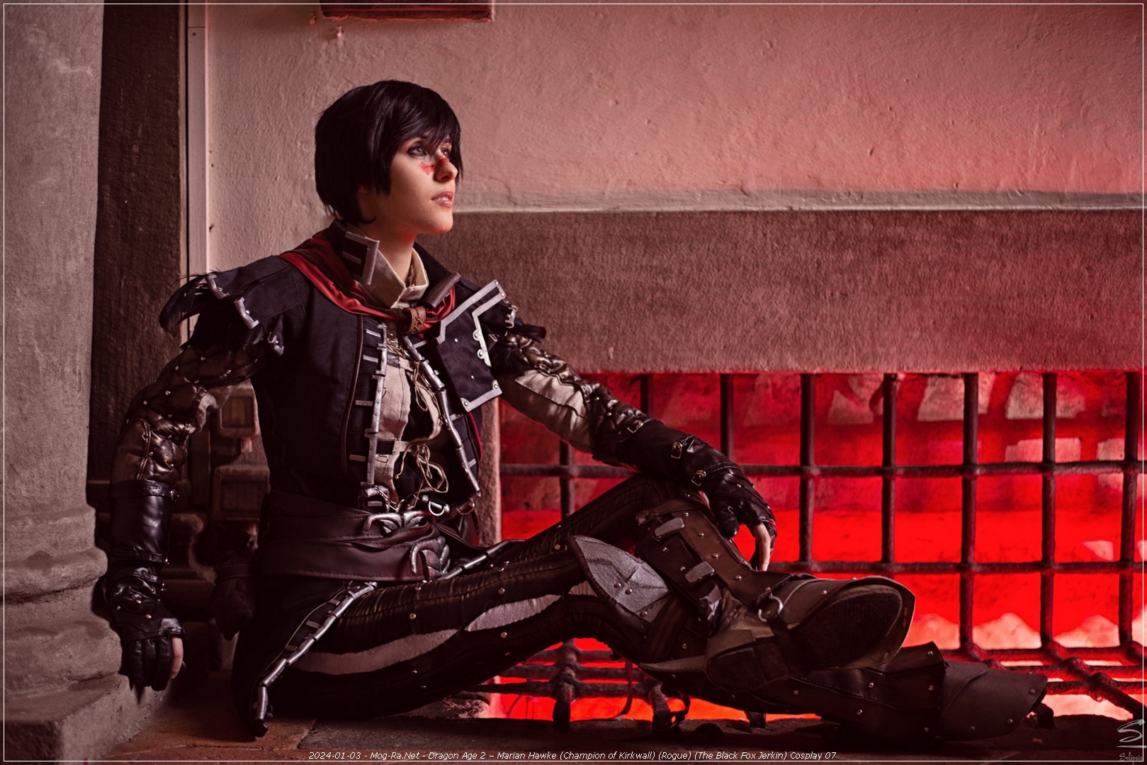 Dragon Age 2 - Marian Hawke (Champion of Kirkwall) (Rogue) (The Black Fox Jerkin) Cosplay - costume portrait