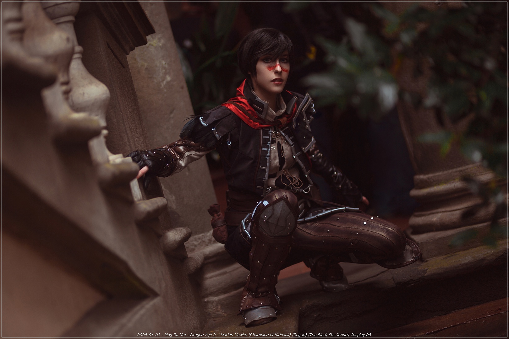Dragon Age 2 - Marian Hawke (Champion of Kirkwall) (Rogue) (The Black Fox Jerkin) Cosplay - body photo