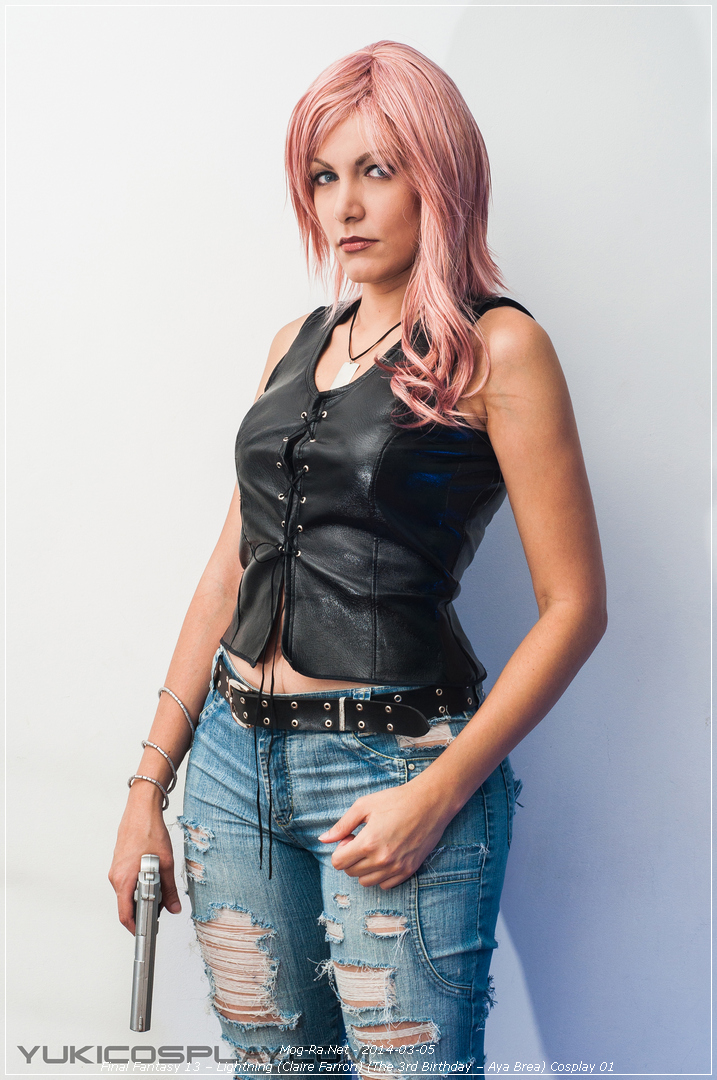 Final Fantasy 13 – Lightning Claire Farron The 3rd Birthday – Aya Brea Cosplay 01