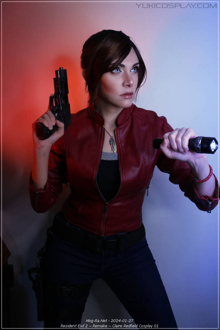 Resident Evil 2 - Remake - Claire Redfield Cosplay - costume portrait Resident Evil 2 - Remake - Claire Redfield Cosplay - costume portrait