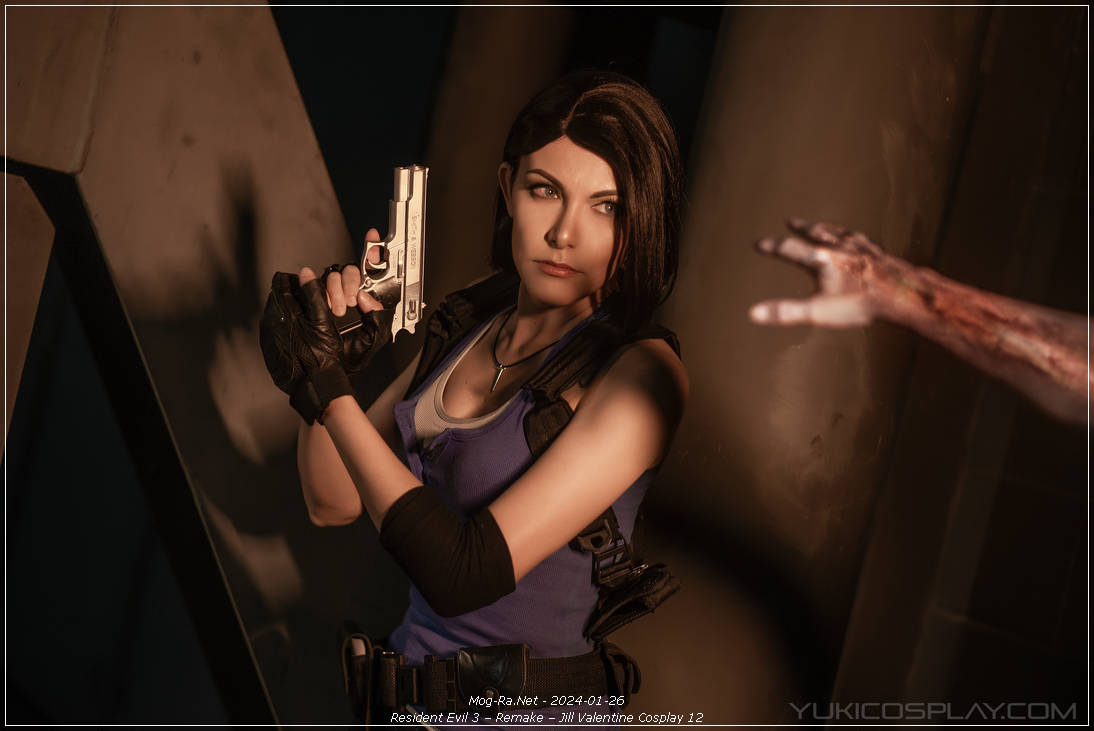 Resident Evil 3 - Remake - Jill Valentine Cosplay - full length photo