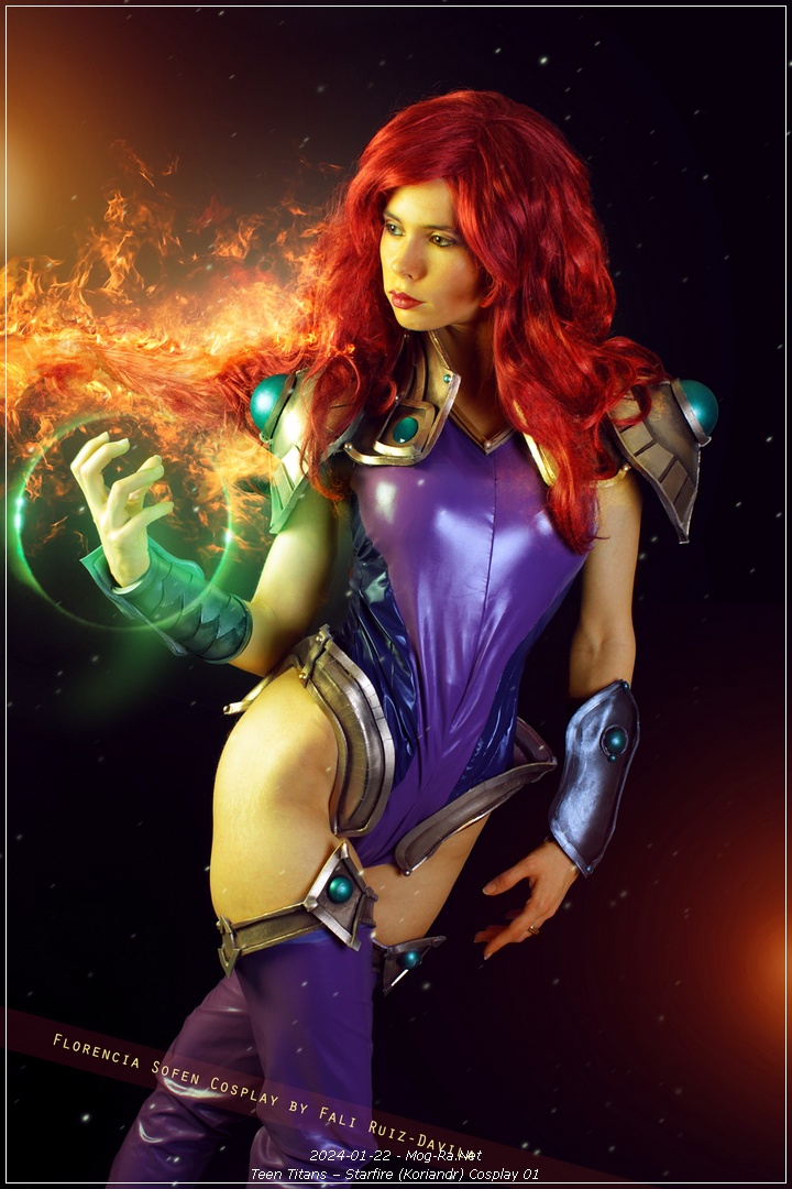 Teen Titans - Starfire (Koriandr) Cosplay - soft focus shot