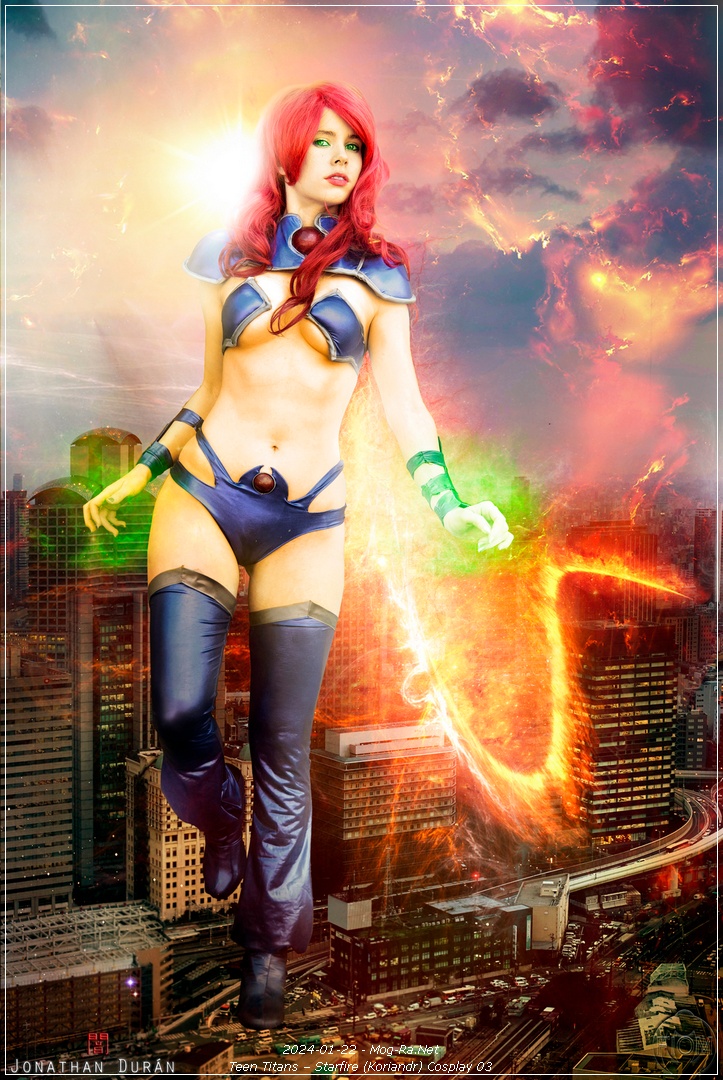 Teen Titans - Starfire (Koriandr) Cosplay - costume focus
