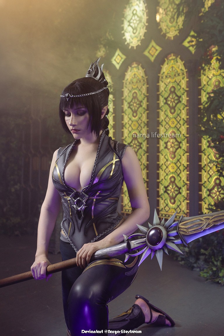 Baldurs Gate 3 - Shadowheart (Jenevelle Hallowleaf) (Spear of Night) Cosplay - soft focus shot