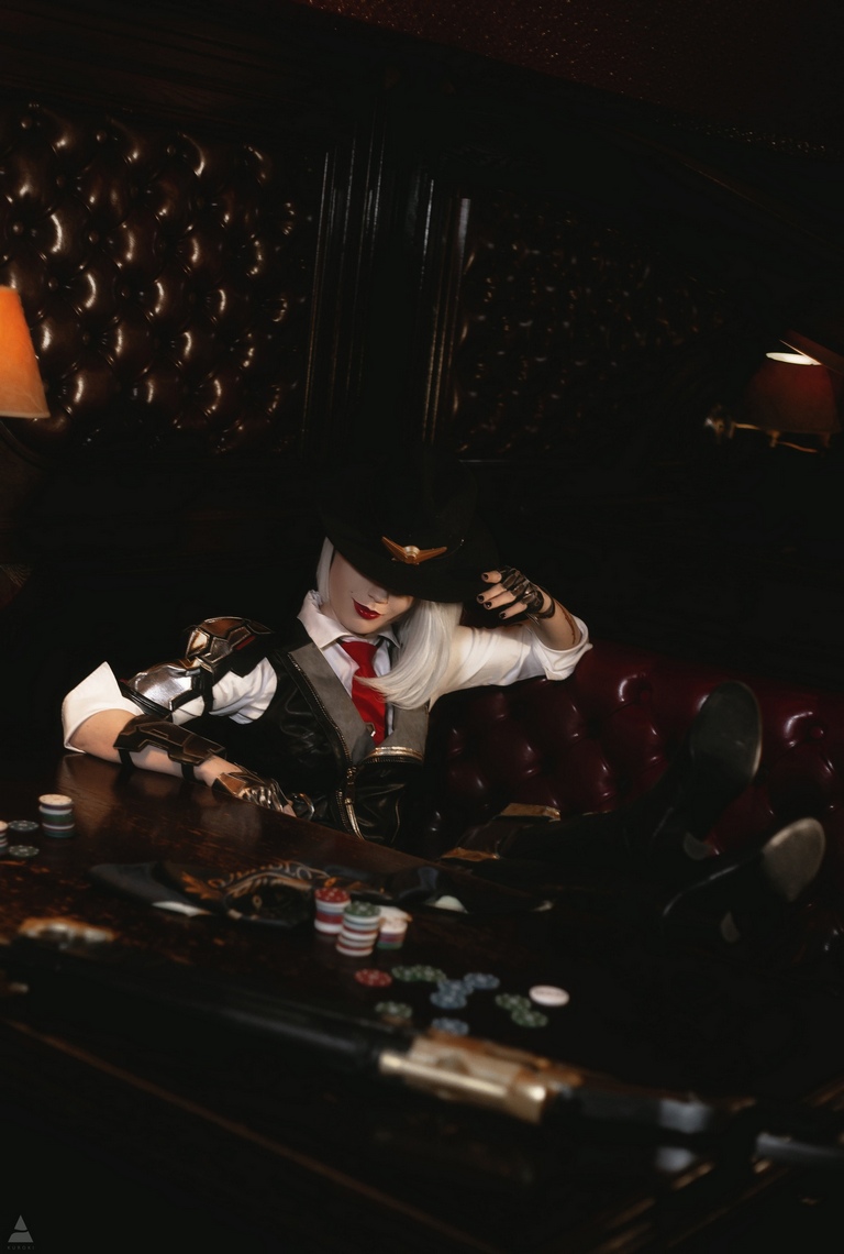 Overwatch - Ashe (Elizabeth Caledonia Calamity Ashe) Cosplay - body photo