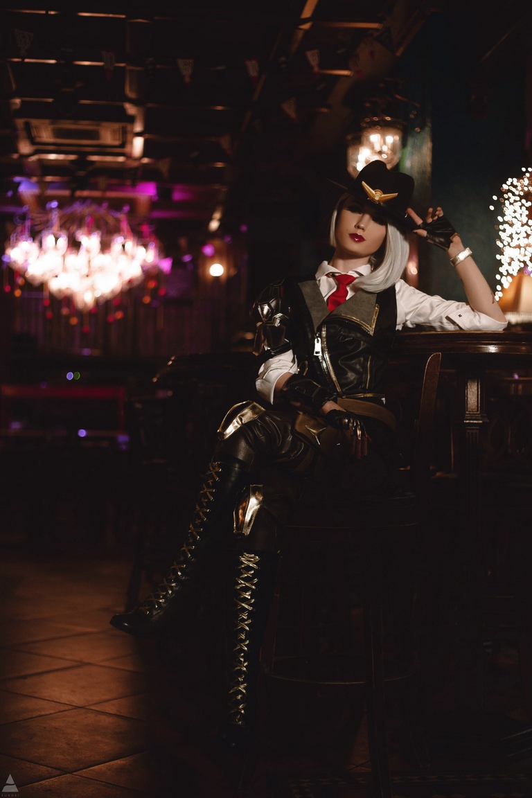 Overwatch - Ashe (Elizabeth Caledonia Calamity Ashe) Cosplay - full length photo